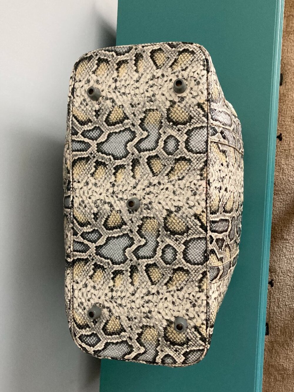 NWOT Kathy Von Zeeland Weekender Bag Cream/Gray Snake Print - Picture 6 of 16